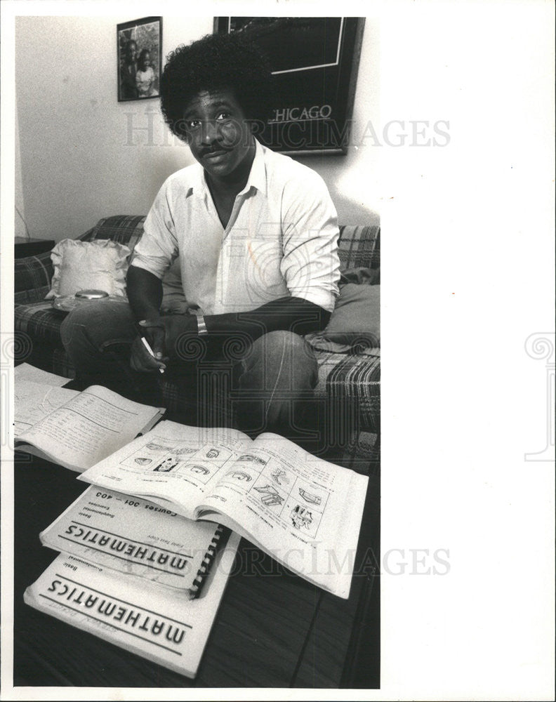 1985 Press Photo Steven Pickett,US Steel worker learns to read - Historic Images