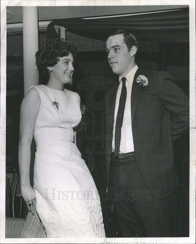 1963 Press Photo winter white radiant brunette Sybil Pickett Yale Julian Harvey - Historic Images