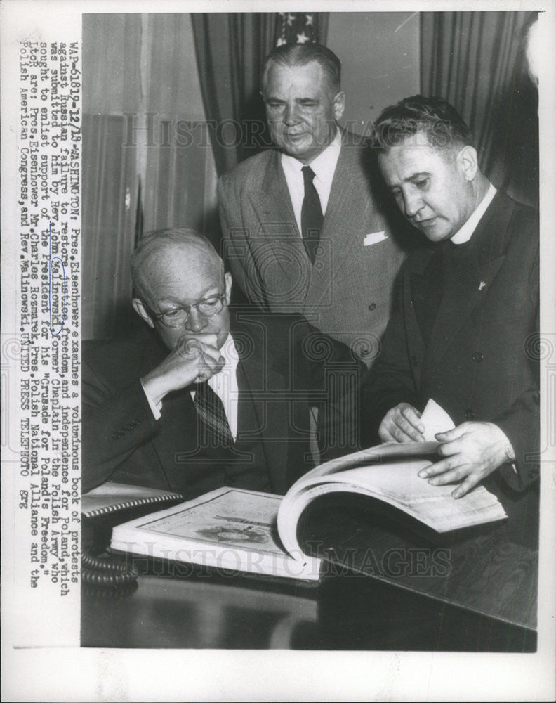 1954 Press Photo President Eisenhower book Russia Poland Rev. John Malinowski - Historic Images