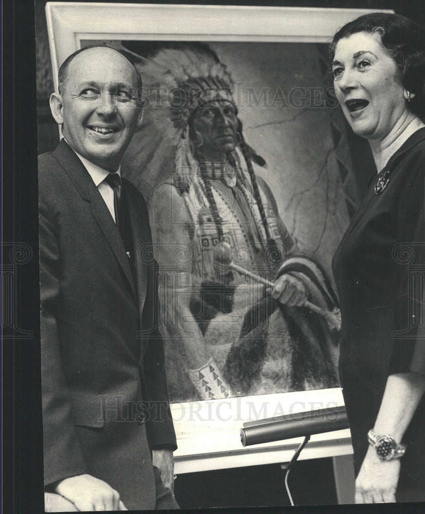 1966 Press Photo Bill Burk and Mrs Charles Sethness with Indian painting - Historic Images