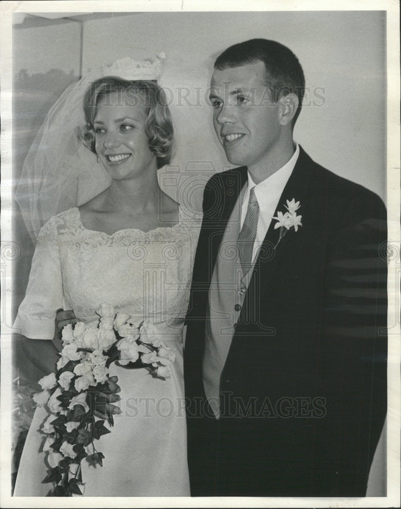 1965 Press Photo Mr. Mrs. Gavin Alexander Pitt following wedding - Historic Images