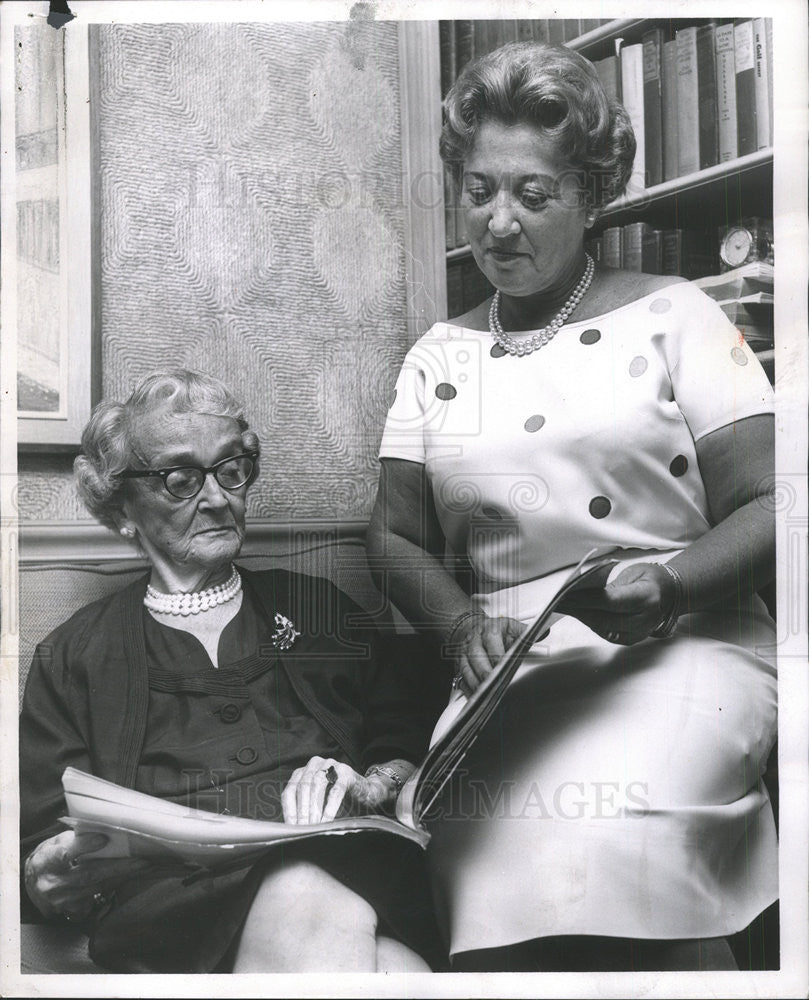1961 Press Photo Mrs. Belle Isaacs &amp; Mrs. Hortense Isaacs Newman - Historic Images