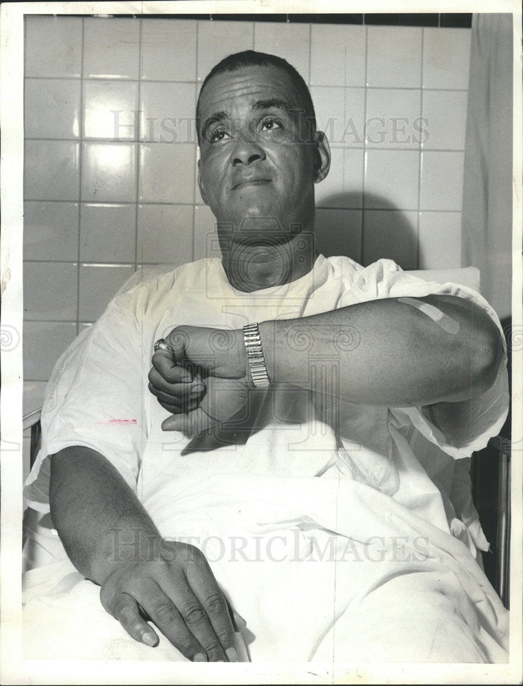 1964 Press Photo Patrolman William Newman Shows Bruised Forearm After Scuffle - Historic Images