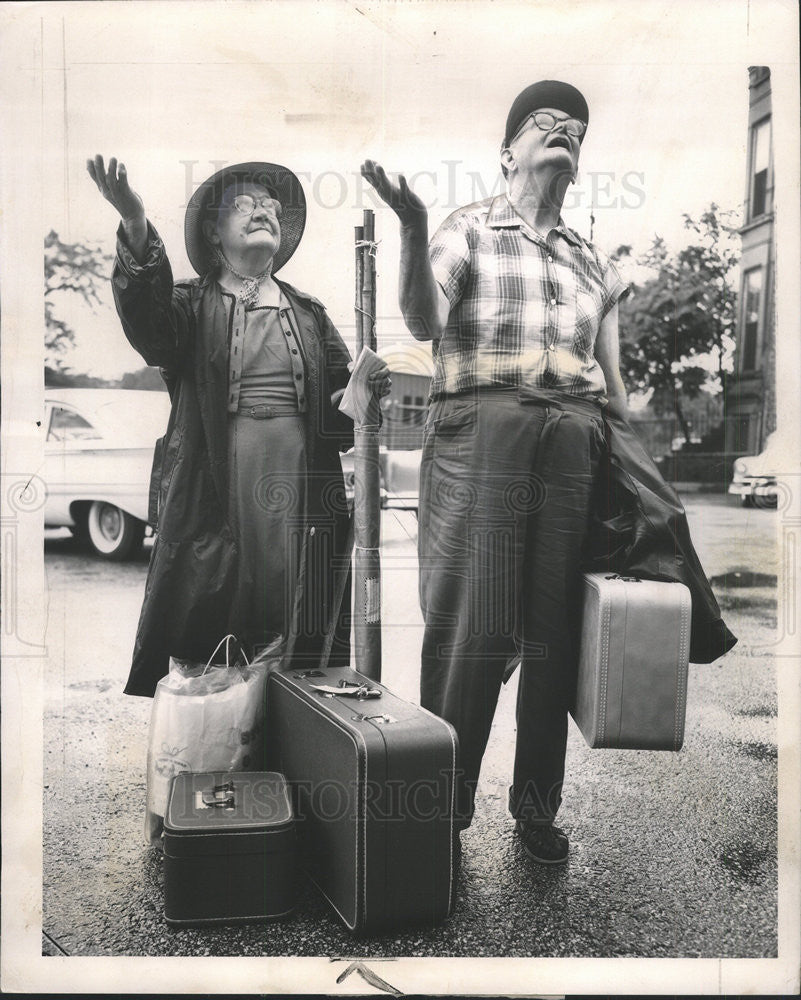 1961 Press Photo Mr. And Mrs. Edgar Newman Leaving For  Camp Wonderland - Historic Images