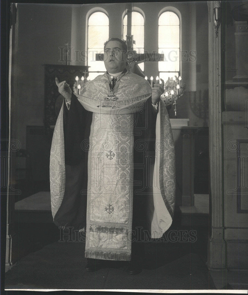 1942 Press Photo Pastor of The Church of the Assumption Rev James Nestor - Historic Images