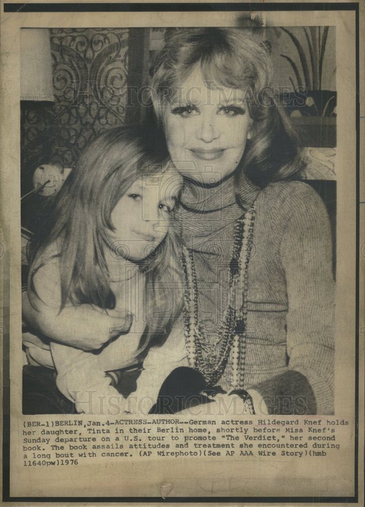 1976 Press Photo Actress Hildegard Knef and daughter Tinta - Historic Images