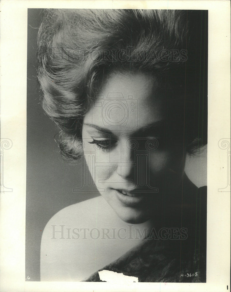 1975 Press Photo Carol Neblett Soprano Opera Singer Columbia Artists Management - Historic Images