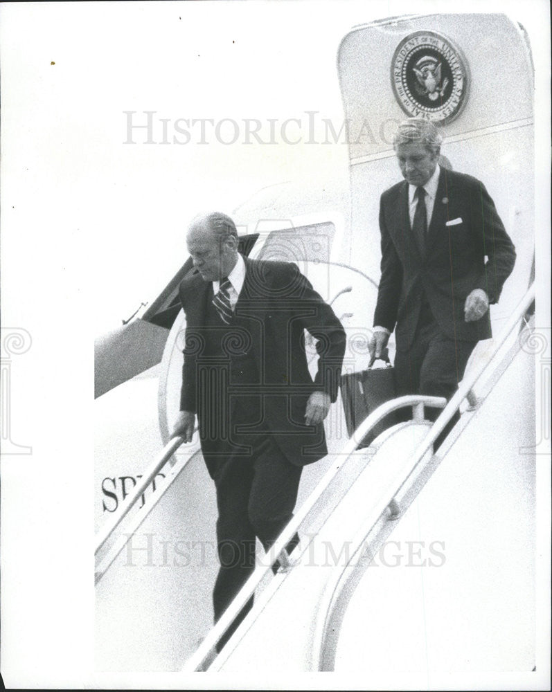 1975 Press Photo President Ford &amp; Senator Charles Percy Leave &quot;Spirit Of &#39;76&quot; - Historic Images