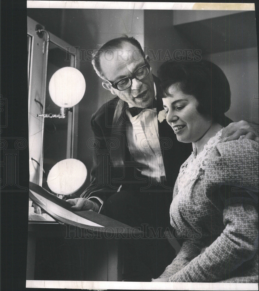 1961 Press Photo Herbert Machiz Director Of Lyric Opera &amp; Soprano Jeanne Diamond - Historic Images