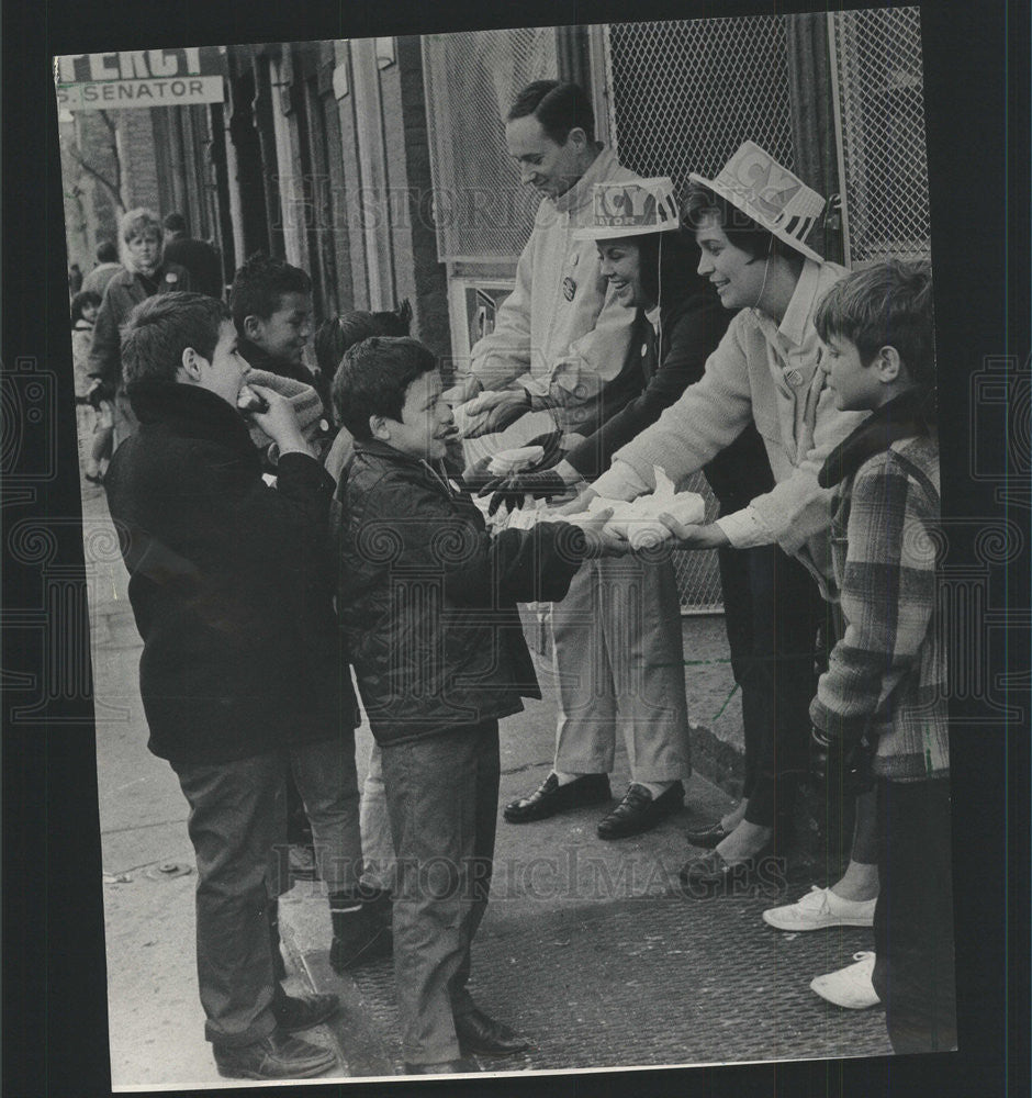 1966 Press Photo Volunteers for Percy pass out hotdogs to eager children - Historic Images