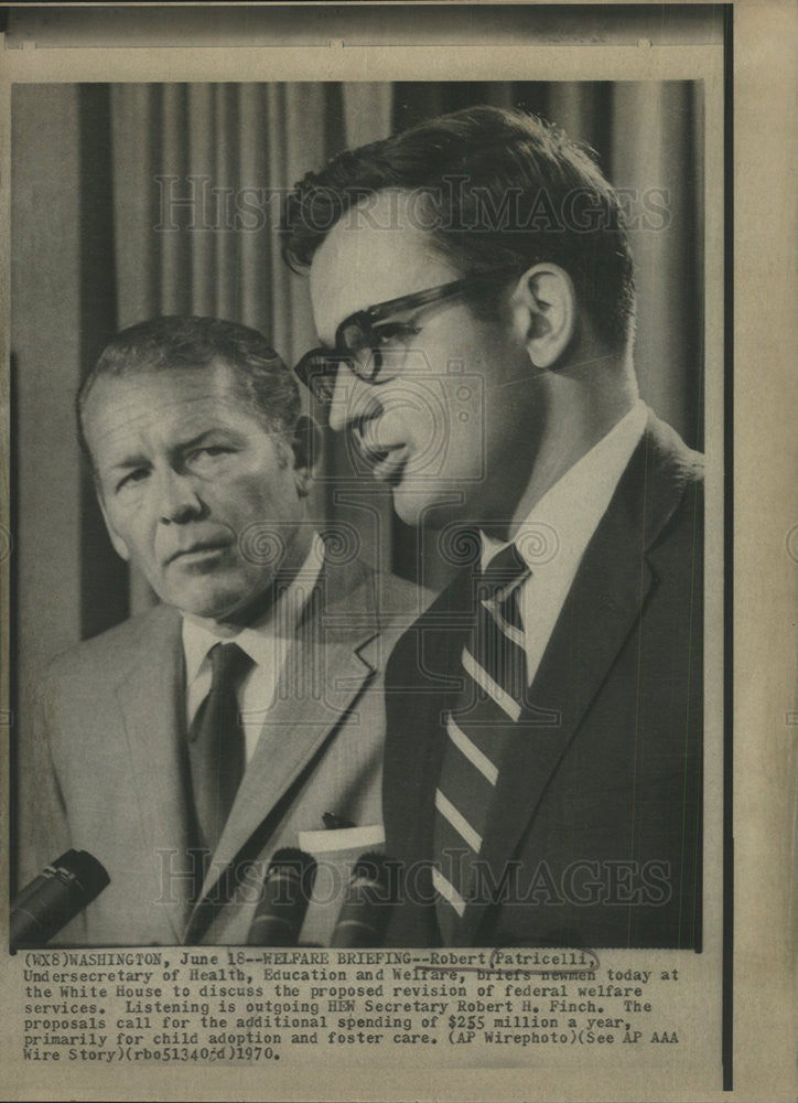 1970 Press Photo Robert Patricelli Secretary Health Education Robert Finch - Historic Images