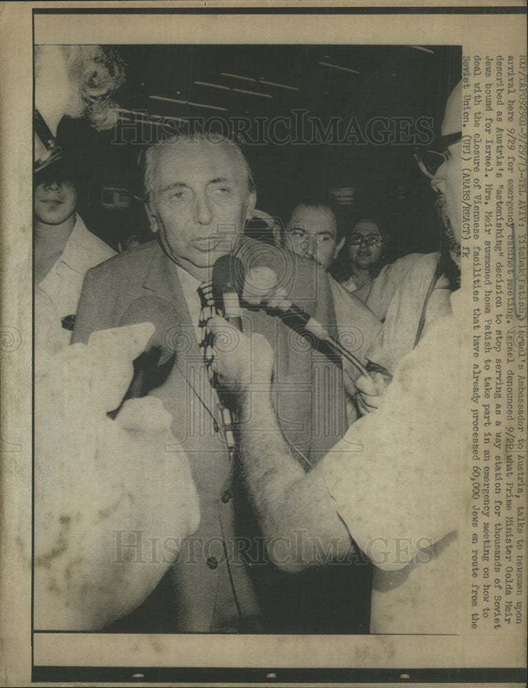 1973 Press Photo Yitzhak Patish Israeli Ambassador to Austria Speaks To Reporter