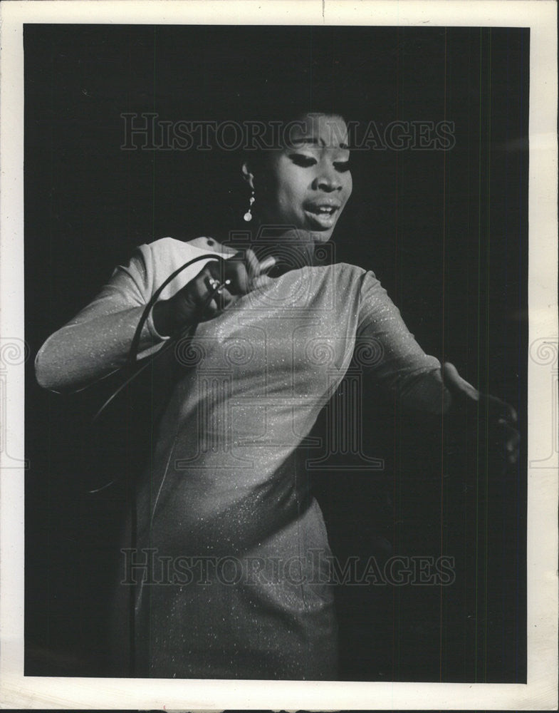 1967 Press Photo Martha Parker Sings At Cousins Club - Historic Images