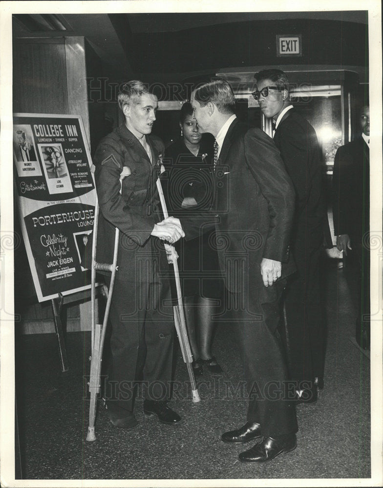 1966 Press Photo Terry Beavers Veteran Vietnam Charles Percy Sherman House - Historic Images