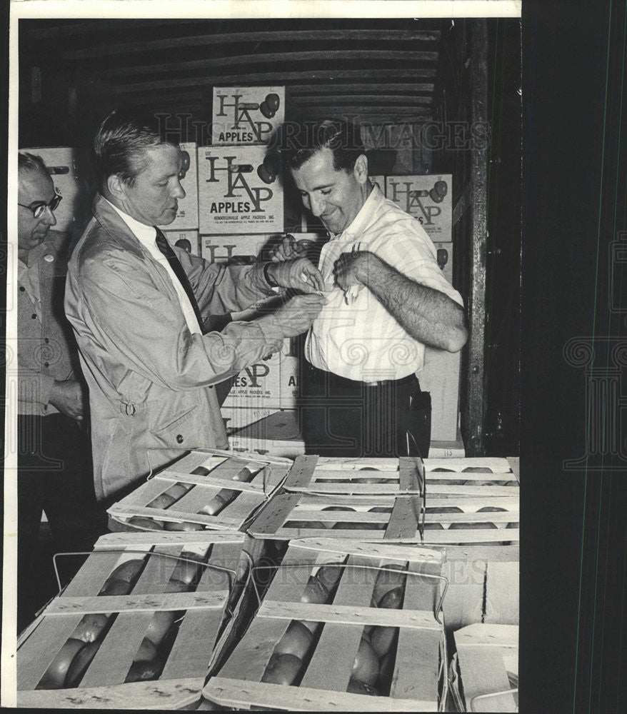 1966 Press Photo Charles H. Percy at Chicago&#39;s South Water Market Sid Pepper - Historic Images