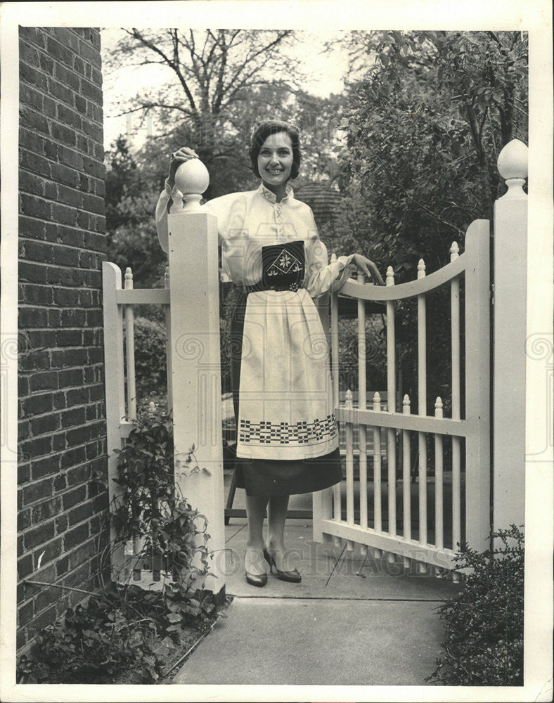 1963 Press Photo Mrs Charles Percy representing the Kenilworth Garden Club - Historic Images