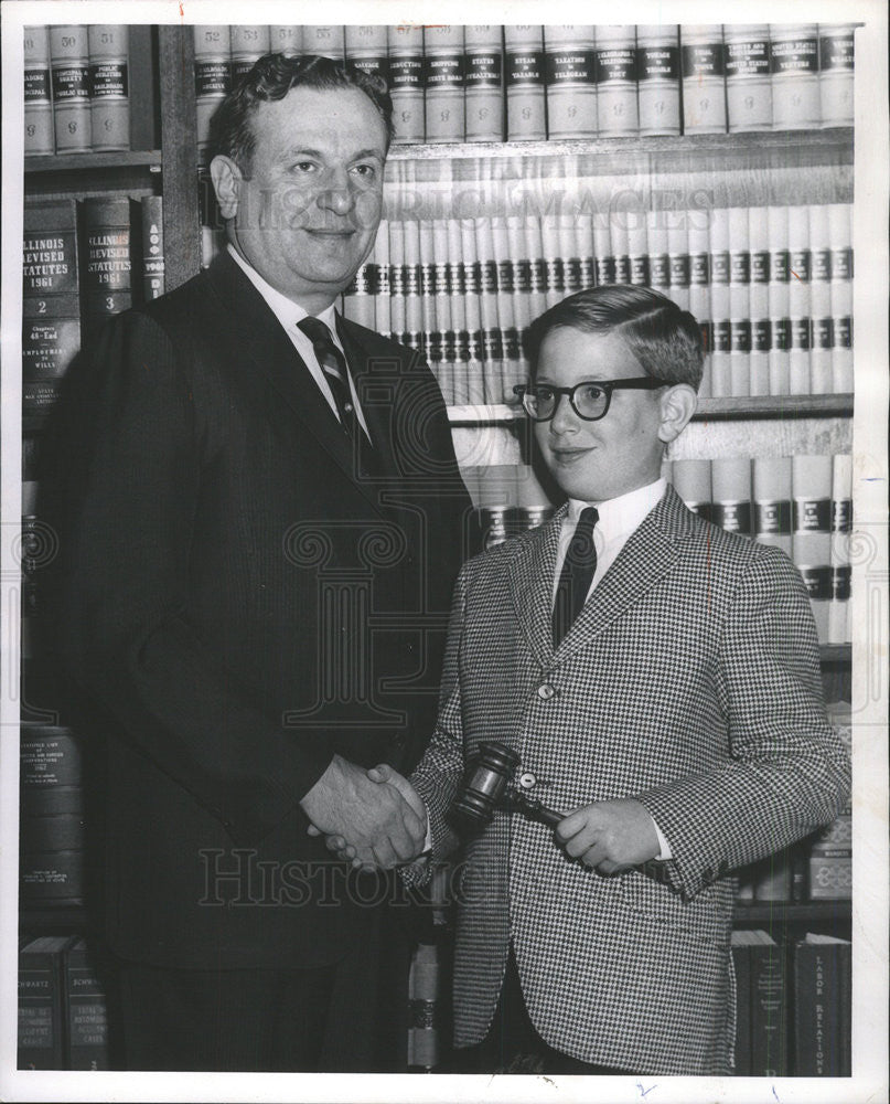 1963 Press Photo Illinois Chief Justice Maurice Perlin Present Gavel To Son Gary - Historic Images