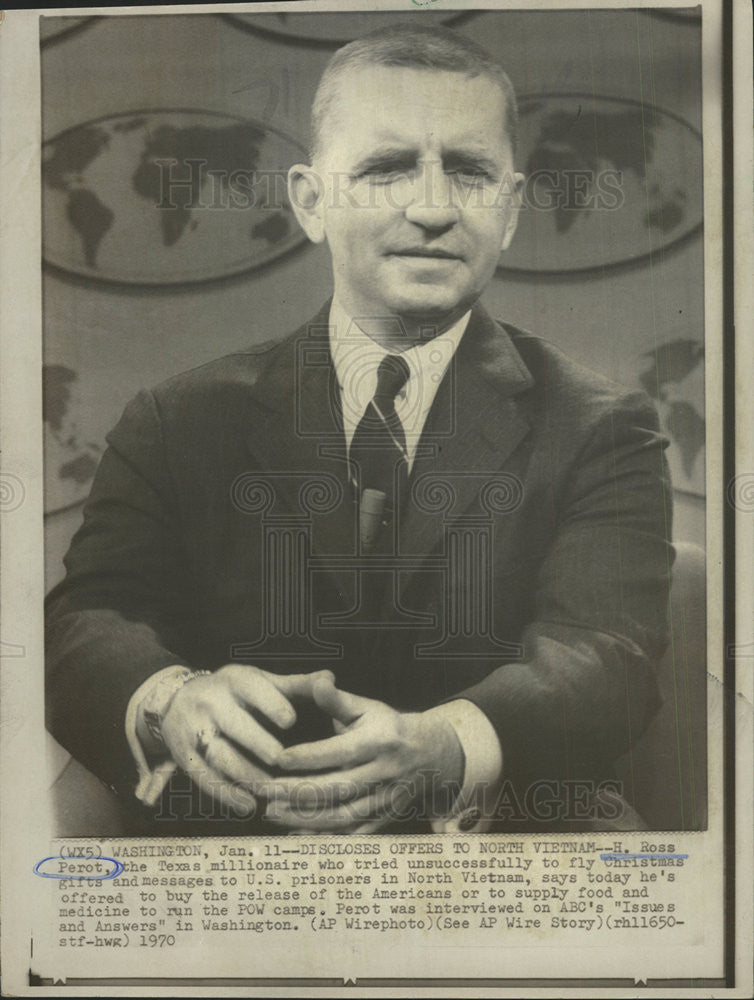 1970 Press Photo H Ross Perot Texas Millionaire North Vietnam US Prisoners Gifts - Historic Images