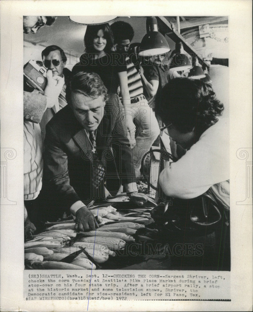 1972 Press Photo Sargent Shriver Checks the Corn Seattle&#39;s Pike Place Market - Historic Images