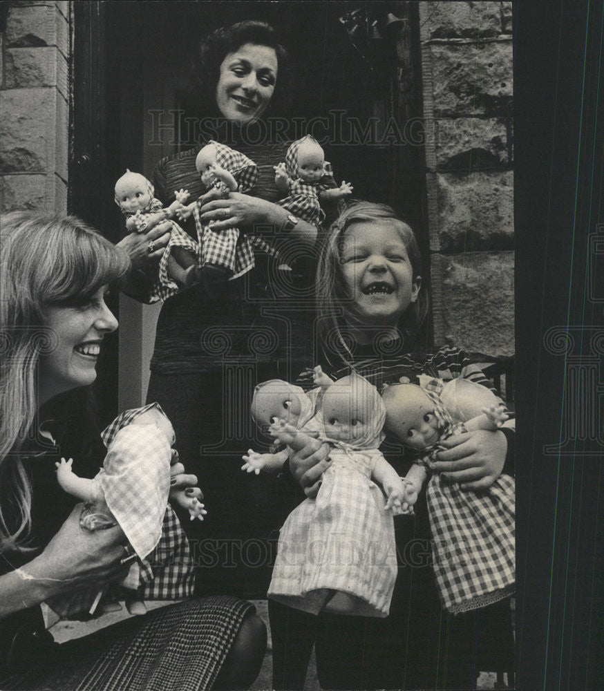 1971 Press Photo Kewple dolls snuggle up in the arms of Mrs. Richard Shure - Historic Images