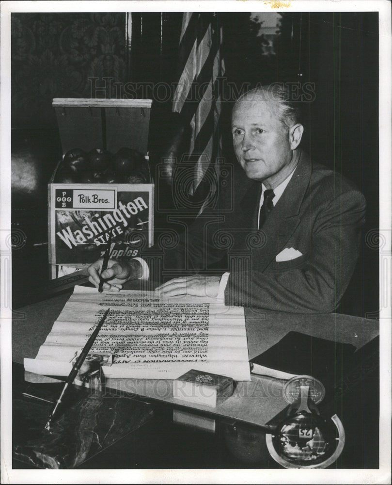 1955 Press Photo Washington Governor Arthur Langlie Sign Appreciation Proclamati - Historic Images