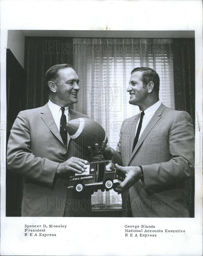 1970 Press Photo SPENCER D. MOSELEY PRESIDENT REA EXPRESS GEORGE BLANDA - Historic Images