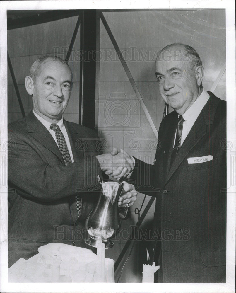 1963 Press Photo J.E. Moss receive Sterling Silver Pitcher Albert Pick Hotel - Historic Images