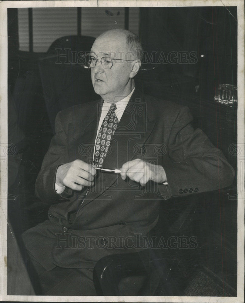 1956 Press Photo Moss Explaining to group in Country Board Room the Confusion - Historic Images