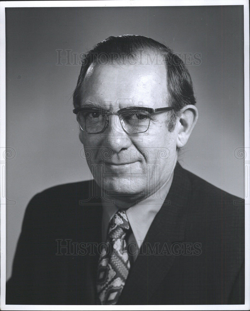1974 Press Photo Dr. Stephen D. Mosny Manager of the Medical Department Chicago - Historic Images