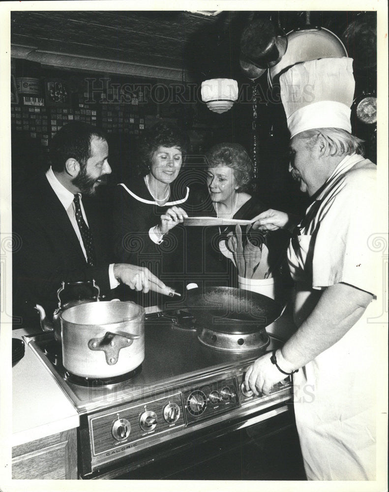 1982 Press Photo Stanley Paul Edna Ford Rose Anne Grimes and Chef Louis - Historic Images