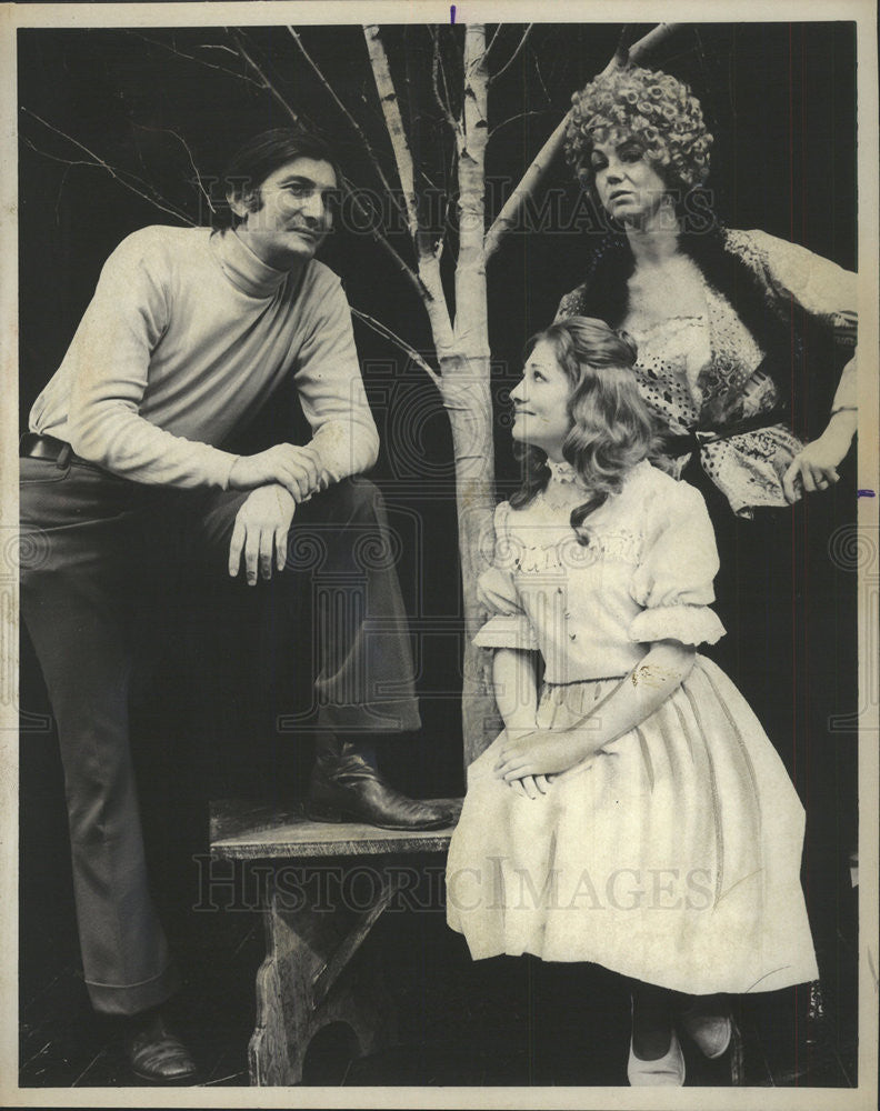 1975 Press Photo Lee Pelty, Rebecca Clements and Janet Carroll in &quot;Carousel.&quot; - Historic Images