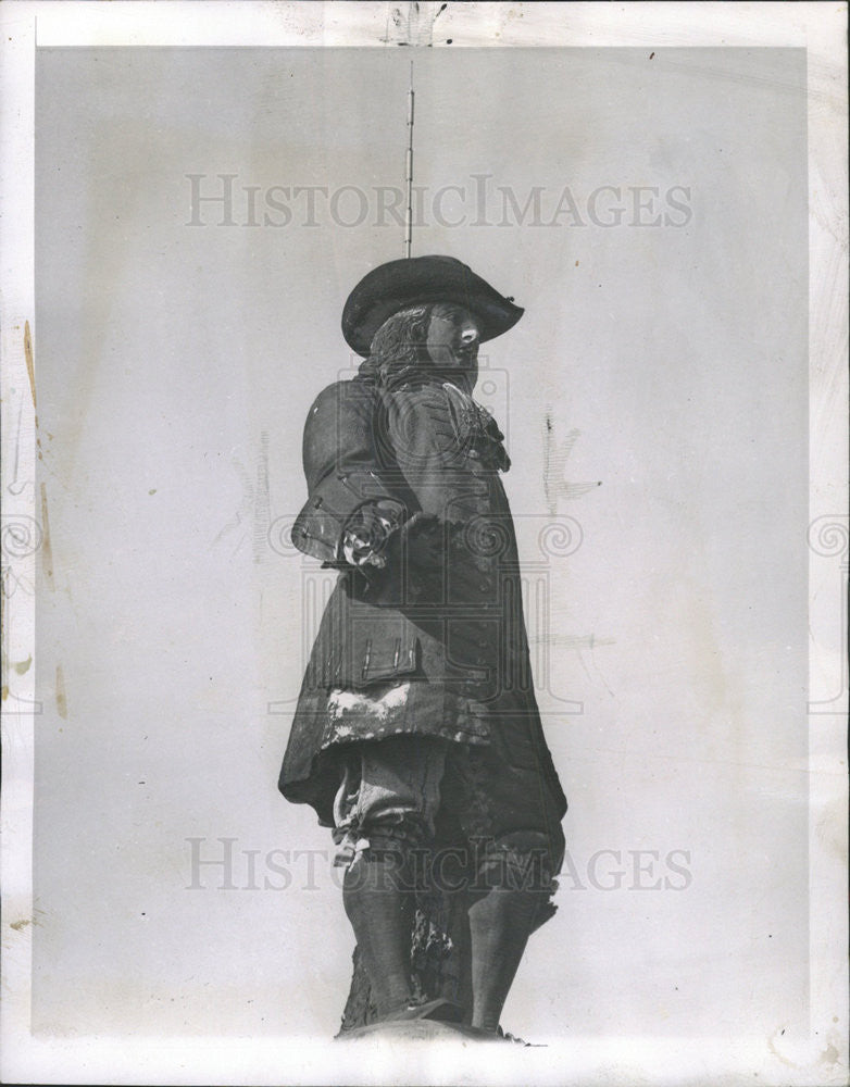 1947 Press Photo William Penn Statue Atop City Hall Received Feather - Historic Images