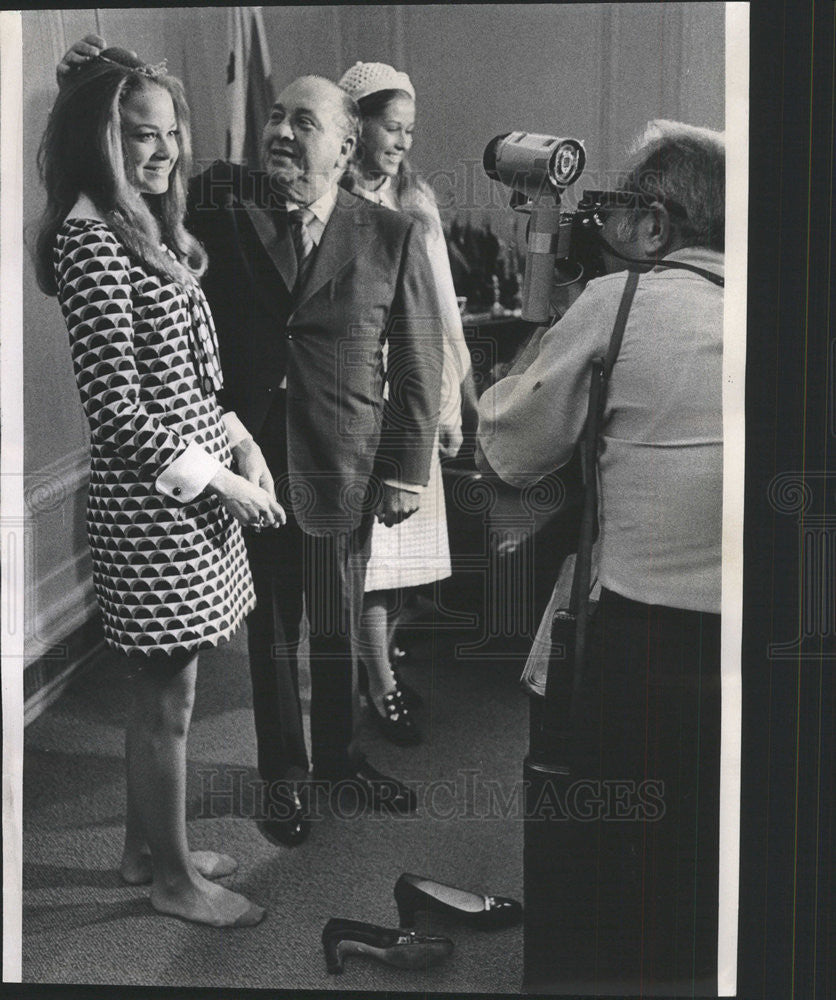 1970 Press Photo Anita Joy Pedersen Queen get Crowned by Mayor Richard Daley - Historic Images
