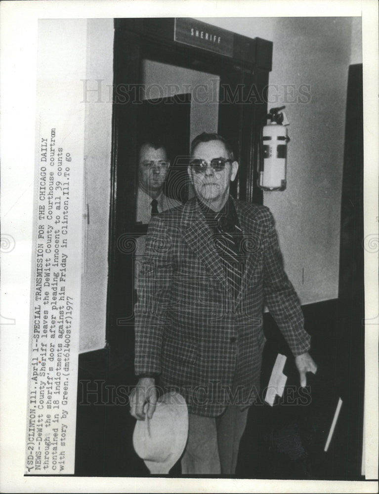 1977 Press Photo Keeth Long, Dewitt County Sheriff leaving courtroom - Historic Images