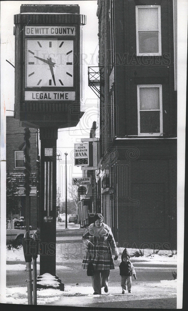 1976 Press Photo A mother and child take a stroll in Clinton&#39;s Main Business Sec - Historic Images