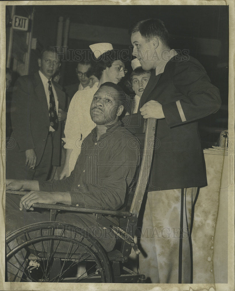 1954 Press Photo Hemlin Brown Employee  Wheeling Fireman Newton Long - Historic Images