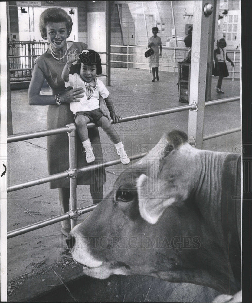 1965 Press Photo Mrs. James Long and 2year old Patti Chan at the Lincold Park - Historic Images