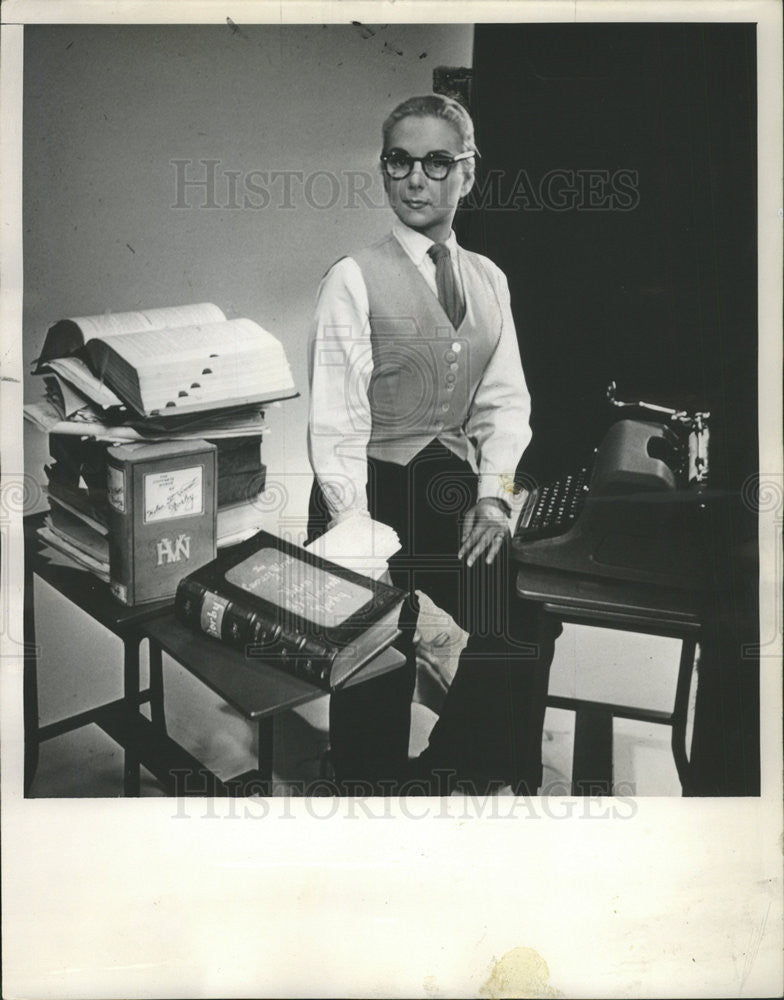 1954 Press Photo Joan Lorring and David Wayne in &quot;Helen&#39;s Holiday.&quot; - Historic Images