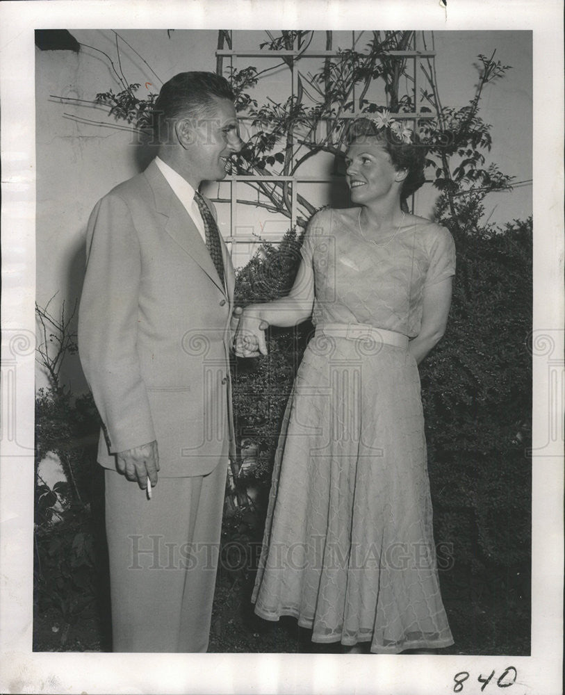 1950 Press Photo Dr. and Mrs. William Looby after wedding ceremonies - Historic Images