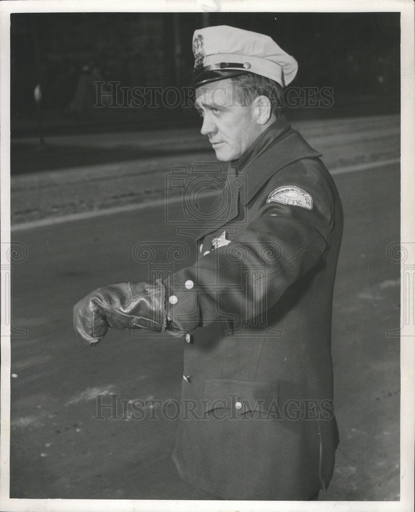 1954 Press Photo Thomas Loome at State and Monroe - Historic Images