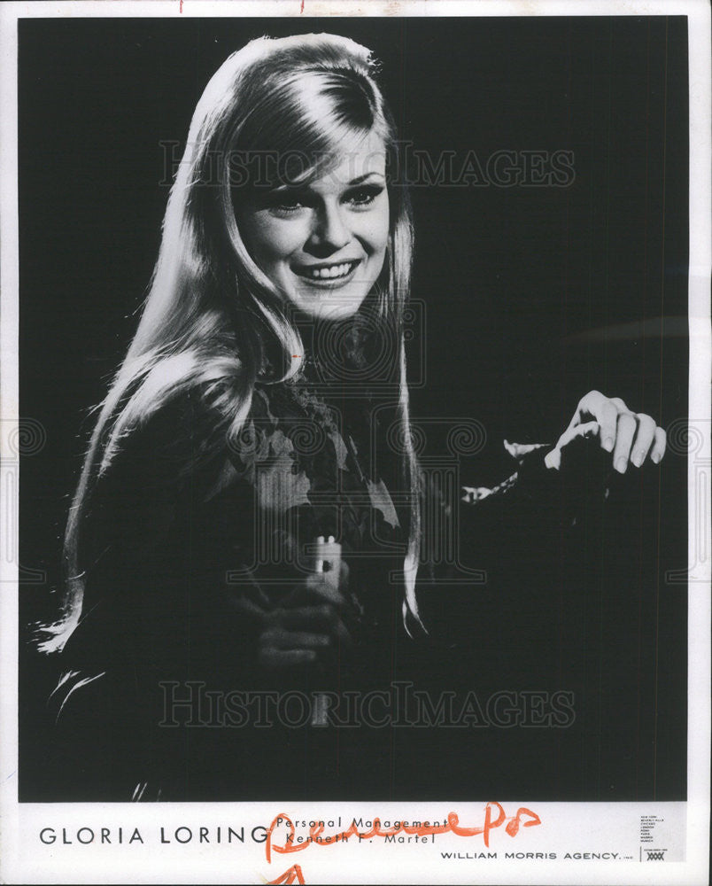 1969 Press Photo Gloria Loring performing at Drake Hotel&#39;s Camellia House - Historic Images