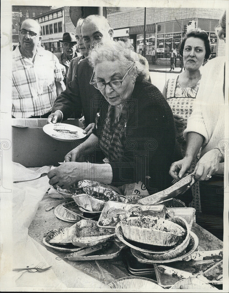 1966 Press Photo Mary LaPorte at 19th annual Spaghetti Dinner in Chicago - Historic Images