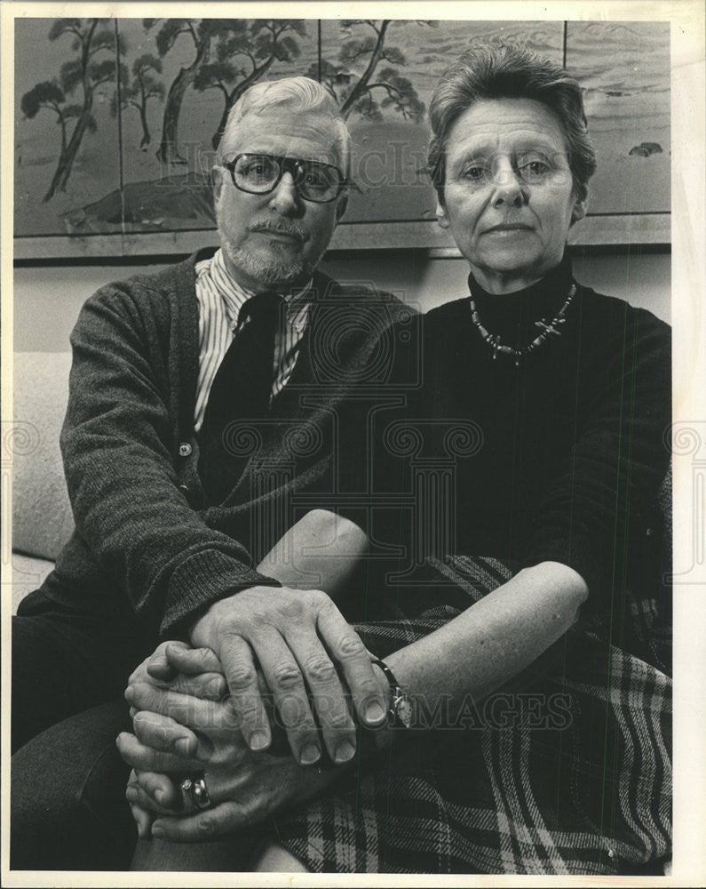 1985 Press Photo Rev.George and Kathleen Todd in their apartment. - Historic Images