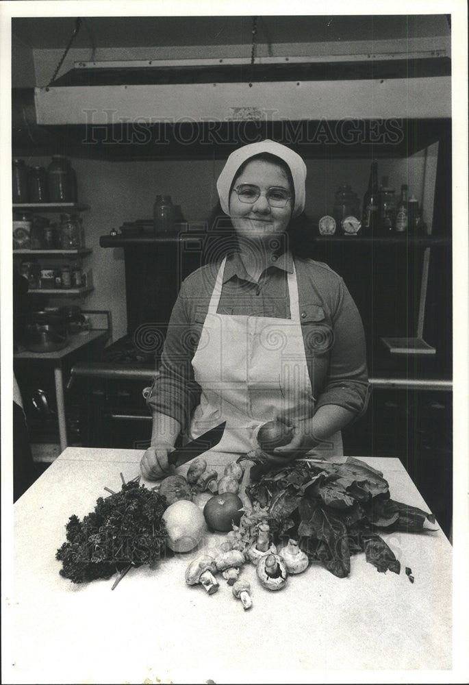 1980 Press Photo Suzanne Tischmann Chief Cooking - Historic Images