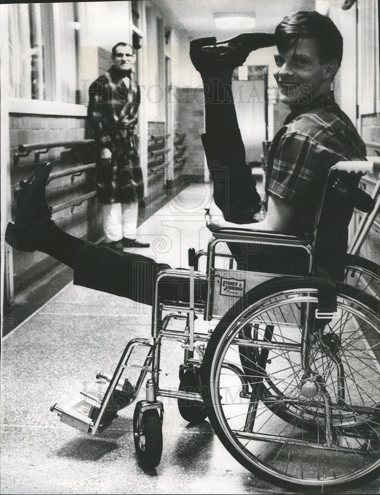 1968 Press Photo Legless Bill Loomis Illinois University Hospital - Historic Images