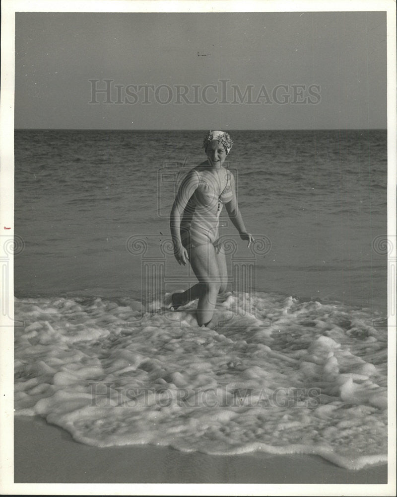 1969 Press Photo Yvonne Redpath Manage Bermuda Tourist Office at the Beach - Historic Images