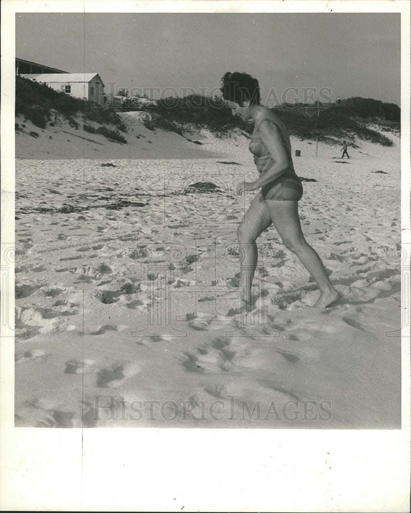 1969 Press Photo Yvonne Redpath Beach Walk - Historic Images