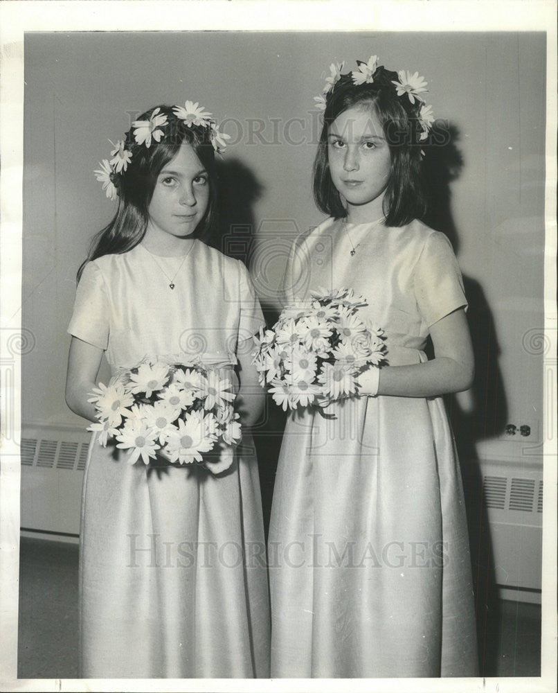 1964 Press Photo Victoria Reeves and Anne Swift , flower girls at wedding. - Historic Images