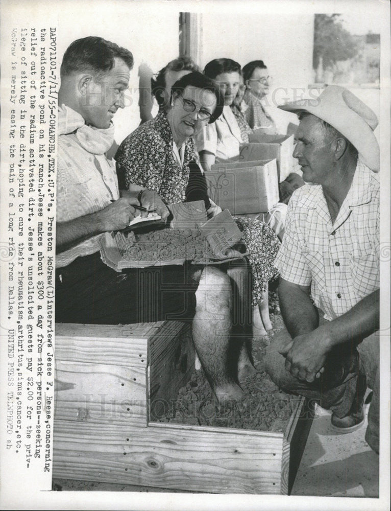 1955 Press Photo U.P.&#39;s Preston McGraw interviewing Jesse Reese - Historic Images