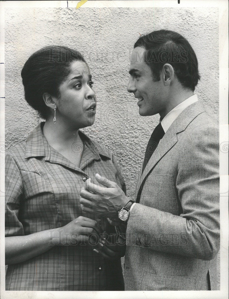 1971 Press Photo Della Reese and John Saxon stars &quot;The Bold Ones.&quot; - Historic Images